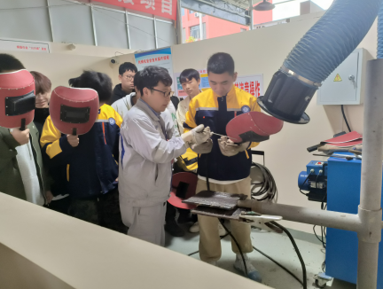 ?大國工匠進校園，一對一技能傳授 