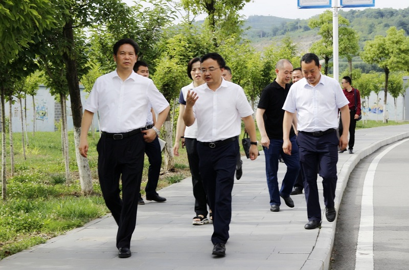 畢節(jié)市市委副書記、市長(zhǎng)張集智一行到 畢節(jié)工業(yè)職業(yè)技術(shù)學(xué)院調(diào)研