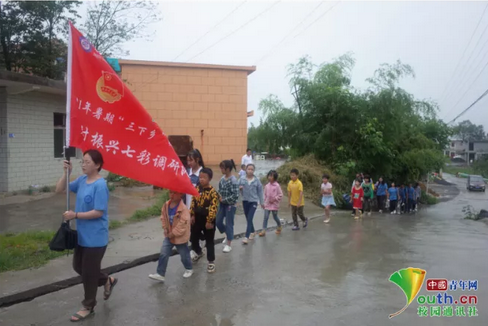 暑假期間，這群孩子因幫助村民辦實事成為了“網(wǎng)紅”