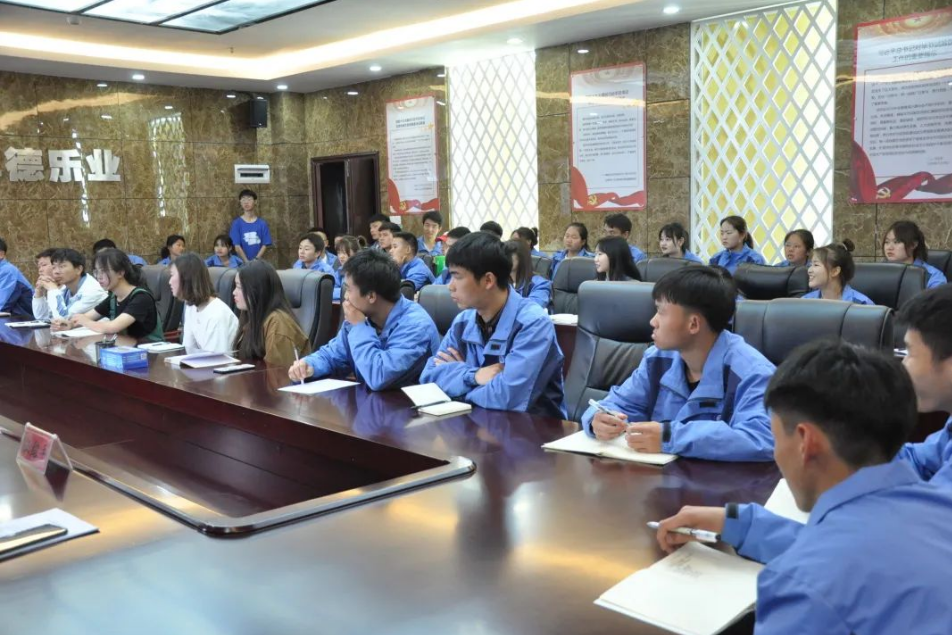 感謝你們?yōu)閷W(xué)院發(fā)展獻(xiàn)良策！