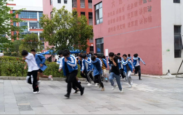 畢節(jié)工業(yè)職業(yè)技術(shù)學(xué)院舉行安全疏散演練、滅火演練及消防科普活動(dòng)