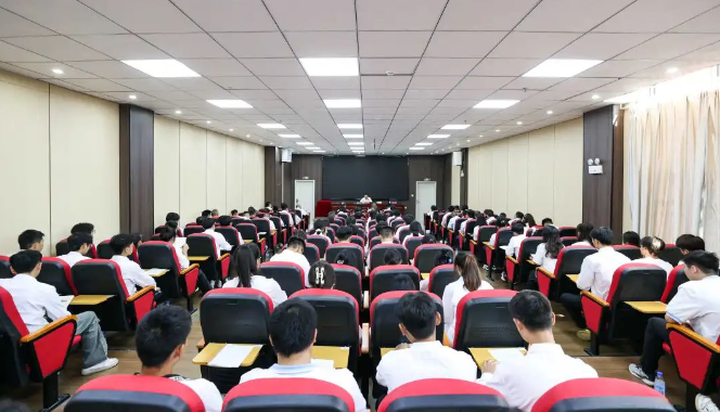 吳東來到畢節(jié)工業(yè)職業(yè)技術(shù)學院上思政課