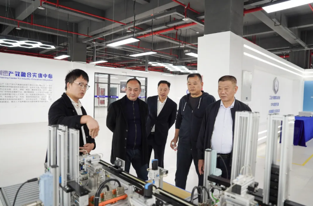 貴州省人民政府督學、省教育廳中小學名師名校長培養(yǎng)管理辦公室主任謝笠率隊到我院考察調研職普融通工作