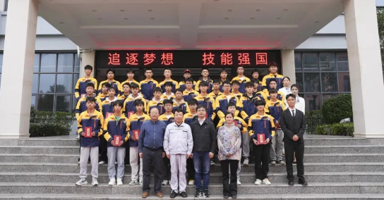 畢節(jié)工業(yè)職業(yè)技術學院舉辦“勞模工匠進校園，匠心傳承育未來”系列活動